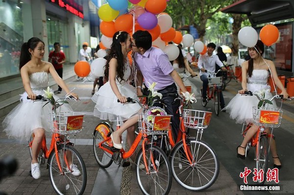 圖為騎自行車迎接新娘活動(dòng)現(xiàn)場(chǎng)。2
