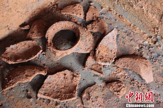 出土的陶器碎片?！钊f里 攝