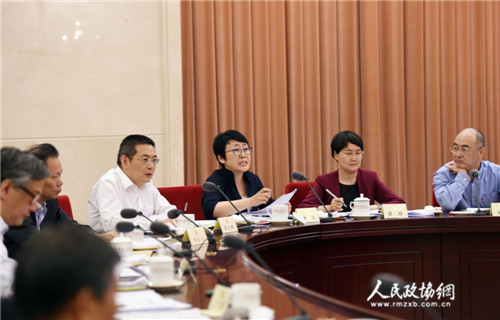 黃艷委員在雙周座談會上發(fā)言