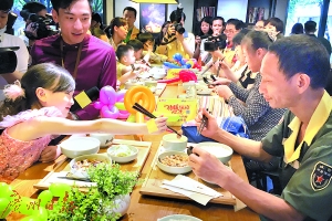 環(huán)衛(wèi)工人及其子女在快餐店享用愛(ài)心待餐。記者莫偉濃 攝