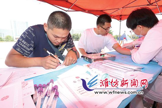 市民紛紛加入捐獻(xiàn)造血干細(xì)胞血樣的隊(duì)伍。