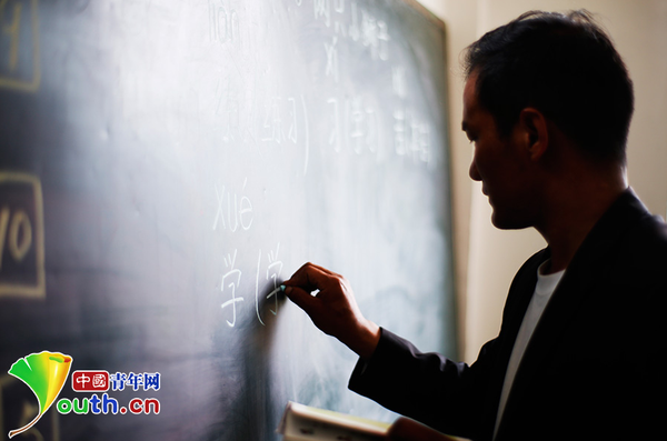 黃三英老師認(rèn)認(rèn)真真、一筆一劃地在黑板上寫(xiě)下所要教授的內(nèi)容。他所在的甘肅省舟曲縣果耶鄉(xiāng)真莊村，位于群山深處。這里距離蘭州近十個(gè)小時(shí)的車(chē)程。從2005年起，黃三英繼承父業(yè)，成為真莊小學(xué)代課教師，教村里的孩子說(shuō)漢語(yǔ)、認(rèn)漢字。中國(guó)青年網(wǎng)記者 張炎良 攝