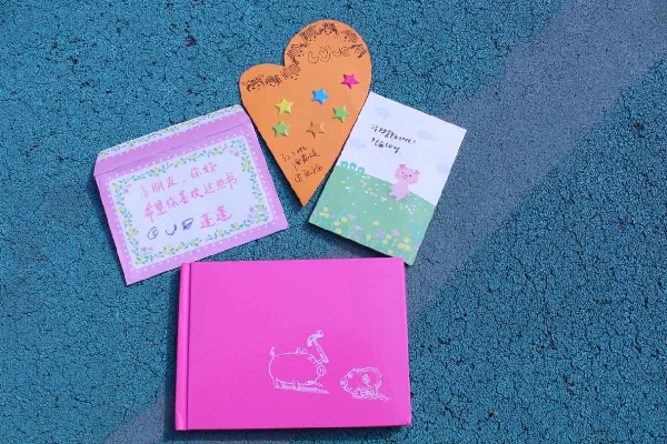 “希望你喜歡這些書”，孩子們親手制作的愛心賀卡