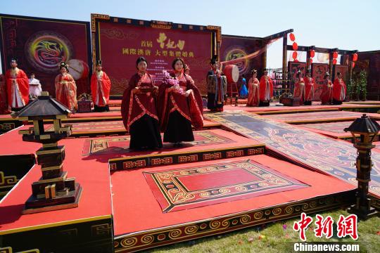 河北曹妃甸首辦中國(guó)北方國(guó)際漢唐集體婚典（圖）