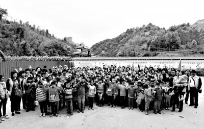 居委會阿姨成立愛心隊伍，走出小區(qū)為山區(qū)孩子獻愛心。