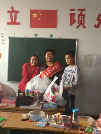 楊春霞給孩子們送去日用品。圖片來源：山西文明網(wǎng)