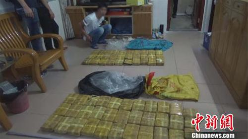 圖為現(xiàn)場抓獲的犯罪嫌疑人及繳獲的毒品?！垊P 攝