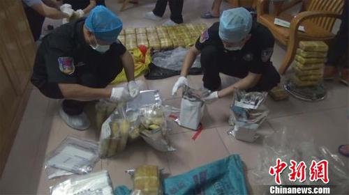 圖為民警在對繳獲的毒品進行檢查封存。　馬德興 攝