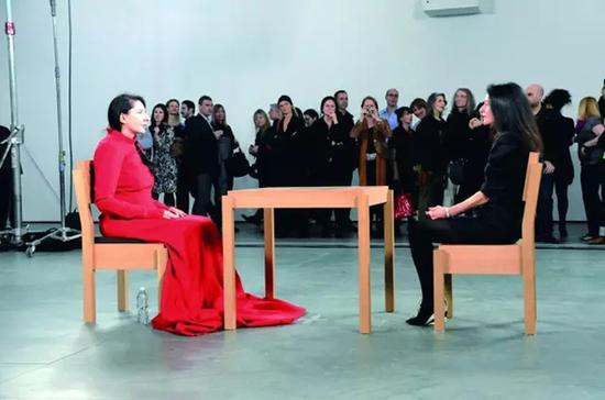 2010 年《藝術家在現(xiàn)場》 時長：736 小時30 分鐘紐約MoMA 展廳里，阿布拉莫維奇坐在桌子一端，另一端是自愿坐到對面的觀眾。64 歲的阿布拉莫維奇接受了1500 多人的對視挑戰(zhàn)，莎朗·斯通、Lady Gaga 亦慕名而來。她每天就這樣面無表情地坐著。