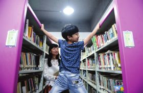 5月30日，湖南省少年兒童圖書館，陶錦紅帶著8歲的兒子丁丁在這里看書。對丁丁來說，這里就是課堂。與同齡孩子不同，丁丁沒有去學(xué)校上課，而是“在家上學(xué)”，除開上圍棋課、鋼琴課，丁丁大部分時間都在圖書館里看書。媽媽陶錦紅認為，丁丁不需要文憑，但會提醒他對自己負責(zé)。對此，長沙市教育部門表示，會上門做思想工作。