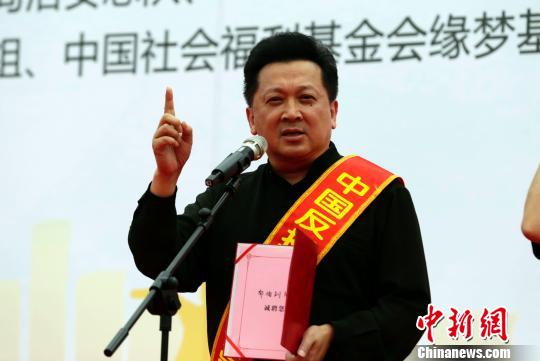 6月1日，北京反拐宣傳活動(dòng)在朝陽公園舉行，郁鈞劍在活動(dòng)現(xiàn)場講話?！±罨鬯?攝