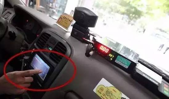 大屏幕上有多級菜單，可以顯示出租車司機(jī)的服務(wù)資格證，也可以電召搶單、行程計(jì)價(jià)、定位導(dǎo)航、語音播報(bào)等