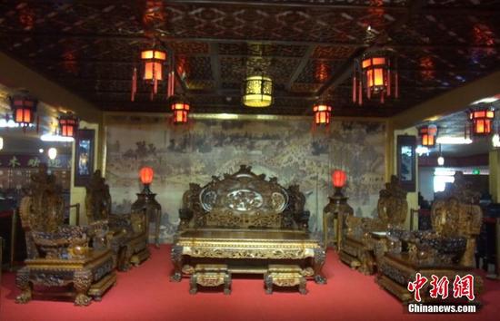 圖為標(biāo)價(jià)1.98億元人民幣的黃花梨沙發(fā)。