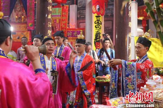 6月2日，福建泉州蟳浦媽祖宮廟——順濟宮重修落成慶典儀式拉來序幕，媽祖祭祀儀式舉行。　廖靜 攝