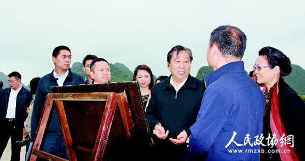 考察團在貴陽市觀山湖區(qū)百花湖鄉(xiāng)三屯美麗鄉(xiāng)村示范點考察。