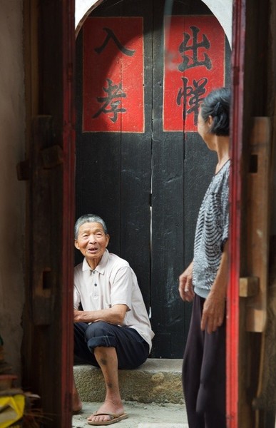 5月27日，埭美村兩位老人在午后閑聊
