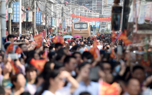 新華社照片，毛坦廠(chǎng)（安徽），2016年6月5日
    毛坦廠(chǎng)送考——學(xué)生減少場(chǎng)面依舊
    6月5日，送考車(chē)隊(duì)駛離學(xué)校。
    當(dāng)日，安徽省六安市毛坦廠(chǎng)鎮(zhèn)毛坦廠(chǎng)中學(xué)（含金安中學(xué)）的近千名高三學(xué)生從學(xué)校分乘19輛大巴，出發(fā)前往六安市的高考考點(diǎn)，參加即將到來(lái)的全國(guó)高考。從各地趕來(lái)的學(xué)生家長(zhǎng)和當(dāng)?shù)鼐用駧浊嗽趯W(xué)校門(mén)口送別考生，祝福他們?nèi)〉煤贸煽?jī)。
    毛坦廠(chǎng)中學(xué)（含金安中學(xué)）每年高考前的送考都是當(dāng)?shù)匾粋€(gè)重要活動(dòng)。近年來(lái)，送考規(guī)模逐漸減小，送考學(xué)生人數(shù)從高峰的萬(wàn)余名減少到近千名，送考大巴也從高峰時(shí)期的70輛下降到今年的19輛，但送考場(chǎng)面依舊熱鬧。
    新華社記者 郭晨攝