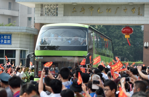 新華社照片，毛坦廠（安徽），2016年6月5日
    毛坦廠送考——學(xué)生減少場面依舊
    6月5日，送考車隊(duì)駛離學(xué)校。
    當(dāng)日，安徽省六安市毛坦廠鎮(zhèn)毛坦廠中學(xué)（含金安中學(xué)）的近千名高三學(xué)生從學(xué)校分乘19輛大巴，出發(fā)前往六安市的高考考點(diǎn)，參加即將到來的全國高考。從各地趕來的學(xué)生家長和當(dāng)?shù)鼐用駧浊嗽趯W(xué)校門口送別考生，祝福他們?nèi)〉煤贸煽儭?    毛坦廠中學(xué)（含金安中學(xué)）每年高考前的送考都是當(dāng)?shù)匾粋€重要活動。近年來，送考規(guī)模逐漸減小，送考學(xué)生人數(shù)從高峰的萬余名減少到近千名，送考大巴也從高峰時期的70輛下降到今年的19輛，但送考場面依舊熱鬧。
    新華社記者 郭晨攝