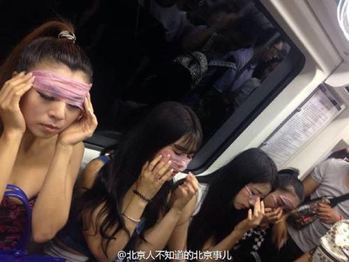女子地鐵上拿安全套當(dāng)面膜 被指低俗營(yíng)銷(圖)