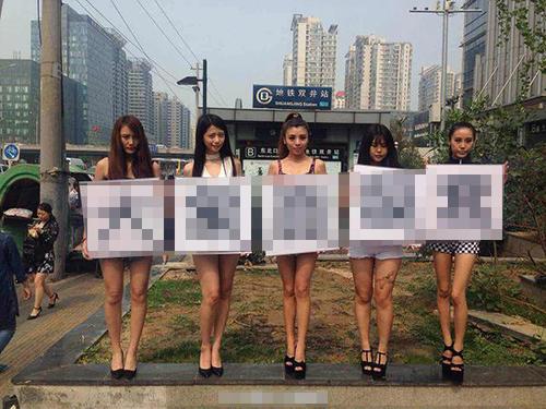 女子地鐵上拿安全套當(dāng)面膜 被指低俗營(yíng)銷(圖)