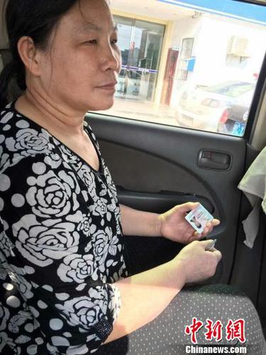 王女士坐上警車給兒子送身份證。　姚振男　攝