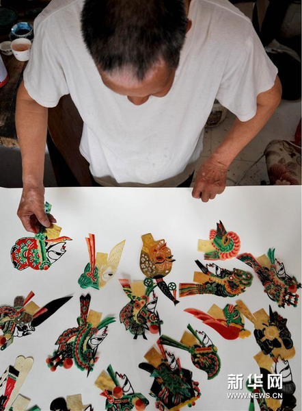 6月5日，張奎老人在家中展示制作的皮影