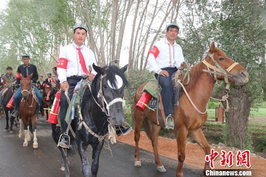 馬背義務消防隊隊員每次集合出發(fā)巡邏成為當?shù)氐囊坏里L景?！⊥粲?攝