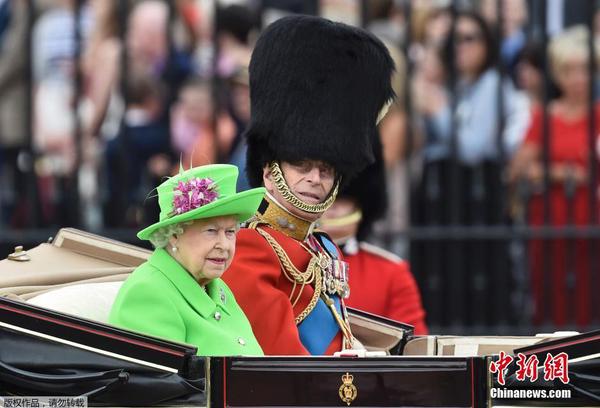 英國(guó)女王90大壽慶典 皇家衛(wèi)兵齊刷刷帥氣亮相4