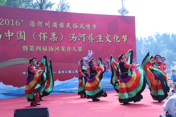 6、泉河街道群星藝術(shù)團(tuán)表演的舞蹈《紅紅火火》