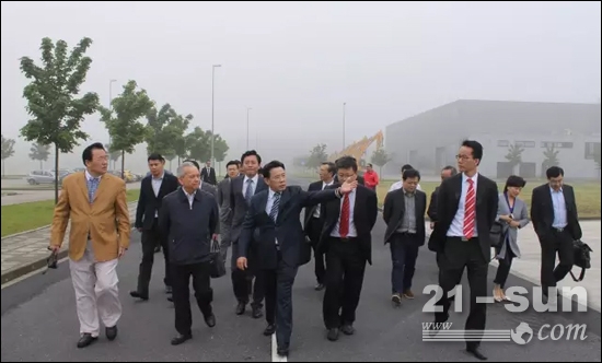 三一重工董事長(zhǎng)梁穩(wěn)根向全國(guó)政協(xié)副主席王欽敏介紹三一歐洲發(fā)展情況