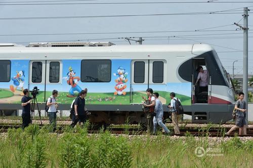 2016年6月14日，上海地鐵迪士尼主題列車在地鐵川楊河基地正式亮相，該車身及車廂內(nèi)部噴有迪士尼經(jīng)典卡通人物形象，包括米老鼠、唐老鴨等，該主題列車將于16日中午正式運行。賴鑫琳 攝
