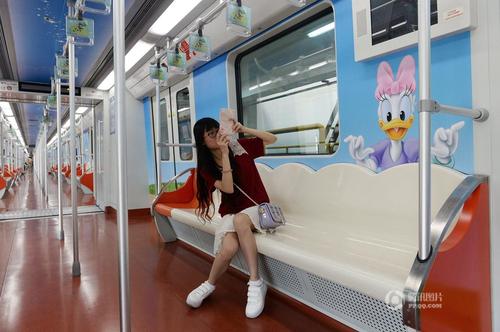 圖為迪士尼主題列車內部。1