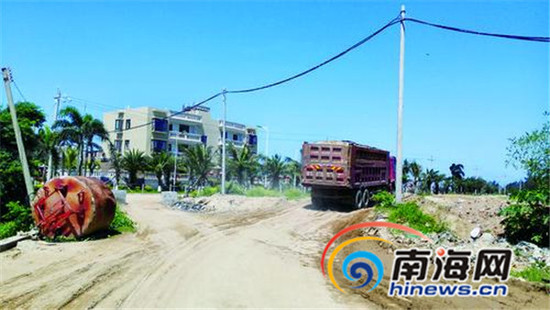 運輸車輛只能通過旁邊的小路出入港口，還被強行收取“過路費”。