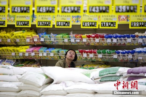 資料圖。 5月10日，山西太原，民眾在超市選購食品。<a target='_blank' href='http://www.chinanews.com/'>中新社</a>記者 張