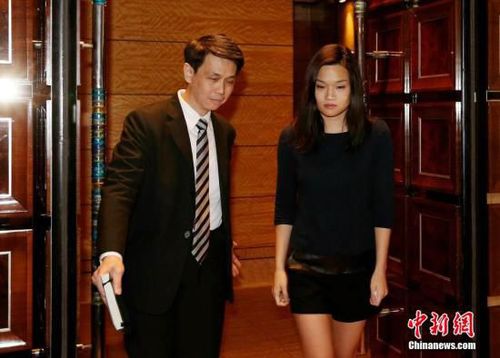 資料圖：在香港被綁架的已故商人羅定邦的孫女羅君兒在香港一間酒店見傳媒。中新社發(fā)