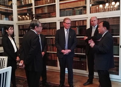 訪瑞期間，中國(guó)全國(guó)政協(xié)代表團(tuán)與瑞典議會(huì)外委會(huì)副主席恩斯特倫等10多名瑞各黨議員舉行了座談，與瑞典安全和發(fā)展政策研究所所長(zhǎng)施萬(wàn)通等多位瑞典著名專家學(xué)者進(jìn)行了交流，并訪問(wèn)了沃爾沃、愛(ài)立信等知名企業(yè)，與瑞方就中瑞議會(huì)往來(lái)、雙邊經(jīng)貿(mào)科技合作、“一帶一路”倡議和雙方關(guān)心的雙邊、地區(qū)與國(guó)際問(wèn)題進(jìn)行了深入交流。中國(guó)駐瑞典大使陳育明參加了上述活動(dòng)。