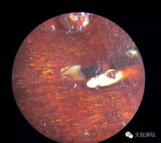 　　在上圖中心位置的兩處“金星”中，左上為真金星，右下為假金星。這是在本身有真金星的基礎(chǔ)上又進行造假的，使金星看上去更多