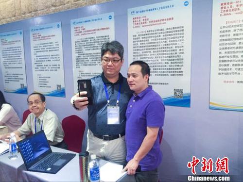 圖為兩岸企業(yè)負(fù)責(zé)人洽談后合影留念。　林玲 攝