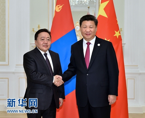 6月23日，國(guó)家主席習(xí)近平在塔什干會(huì)見(jiàn)蒙古國(guó)總統(tǒng)額勒貝格道爾吉。 新華社記者李濤攝