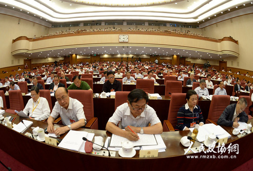 全國(guó)政協(xié)十二屆常委會(huì)第十六次會(huì)議全體會(huì)議23日在京舉行，15位常委和委員圍繞“實(shí)施精準(zhǔn)扶貧、精準(zhǔn)脫貧，提高扶貧實(shí)效”做大會(huì)發(fā)言。本報(bào)記者齊波攝