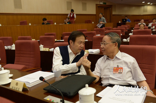 全國(guó)政協(xié)十二屆常委會(huì)第十六次會(huì)議全體會(huì)議23日在京舉行，15位常委和委員圍繞“實(shí)施精準(zhǔn)扶貧、精準(zhǔn)脫貧，提高扶貧實(shí)效”做大會(huì)發(fā)言。本報(bào)記者齊波攝3