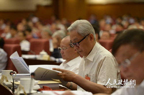 全國(guó)政協(xié)十二屆常委會(huì)第十六次會(huì)議全體會(huì)議23日在京舉行，15位常委和委員圍繞“實(shí)施精準(zhǔn)扶貧、精準(zhǔn)脫貧，提高扶貧實(shí)效”做大會(huì)發(fā)言。本報(bào)記者齊波攝2