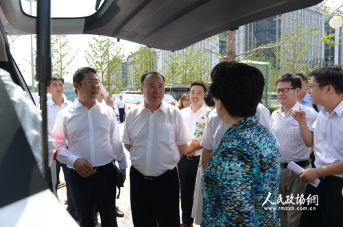 2儀式結(jié)束后，十一屆全國政協(xié)副主席白立忱與委員和參會人員一起，參觀了解活動捐贈的篩查設(shè)備與車輛。人民政協(xié)網(wǎng)記者 齊波 攝