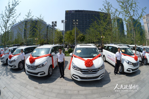 首批20臺(tái)“全民健康促進(jìn)工程心腦血管健康篩查車”。人民政協(xié)網(wǎng)記者 齊波 攝