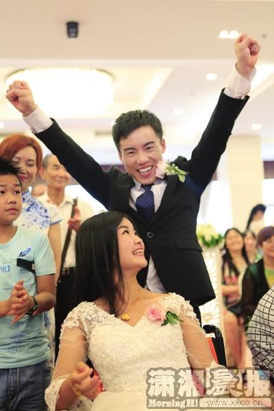 6月25日，張偉興奮地舉起雙手大聲呼喊“我們終于結(jié)婚了”。圖/記者金林