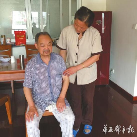 6月24日，李興會（右）詢問何澤興老人身體情況。