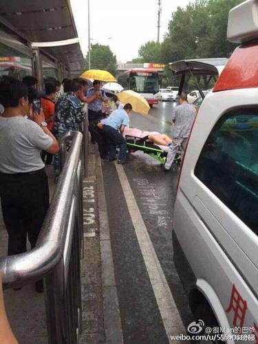 該居民表示，在三人打斗過(guò)程中，一名拉架的人也被刺中身亡，兇手隨后沿附近天橋逃走，但以上說(shuō)法尚未獲得警方證實(shí)。目前，京華時(shí)報(bào)記者正在全速趕往現(xiàn)場(chǎng)。