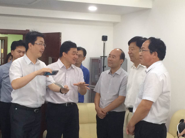 （二）新華社副社長劉思揚（），全國政協(xié)委員、國家質(zhì)檢總局原副局長、中國檢驗檢疫學會會長魏傳忠（右二）在新華網(wǎng)參觀、交流。梓涵攝影