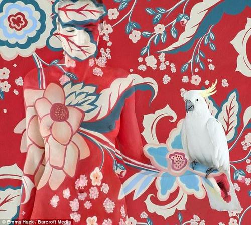 艾瑪很喜歡在作品中使用鳥(niǎo)這一元素，鸚鵡、孔雀、貓頭鷹等都曾在她的作品中出現(xiàn)。