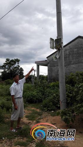 雷電擊壞電線桿和配電盒。